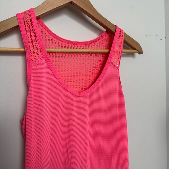 Lululemon Run: Tie And Fly Tank
Flash Light 6 - Picture 5 of 8